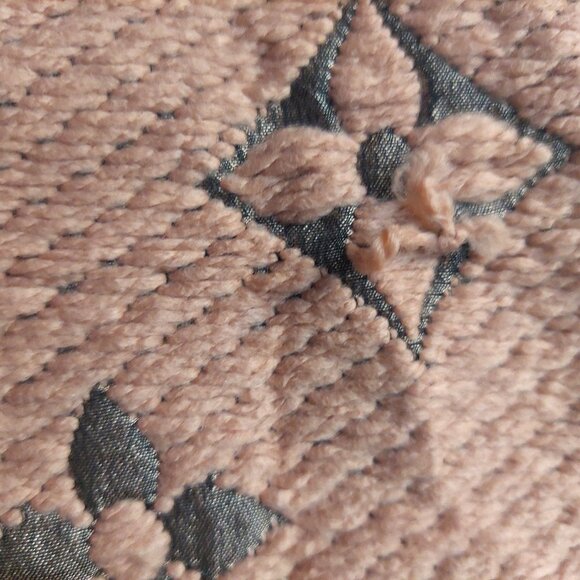 Louis Vuitton LV Dusty Rose Pink Gray Shine Monogram Logomania Scarf Pre-Owned - Picture 12 of 13